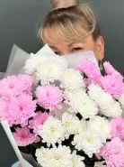 Стойкий букет из белых и розовых хризантем