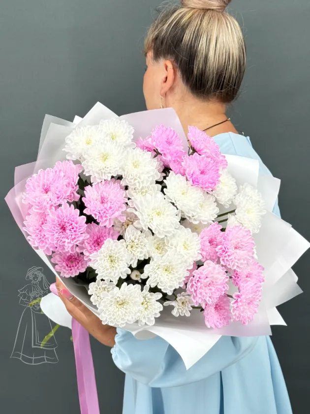 Стойкий букет из белых и розовых хризантем