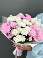 Стойкий букет из белых и розовых хризантем