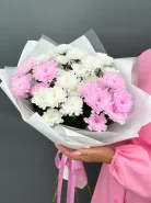 Стойкий букет из белых и розовых хризантем 5 шт