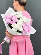 Стойкий букет из белых и розовых хризантем 5 шт