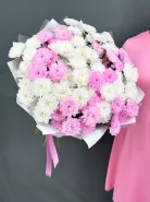 Огромный букет из 15 веток белой и розовой хризантемы.