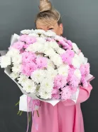 Огромный букет из 15 веток белой и розовой хризантемы.