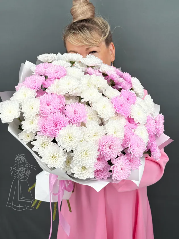 Огромный букет из 15 веток белой и розовой хризантемы.