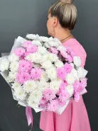 Огромный букет из 15 веток белой и розовой хризантемы.