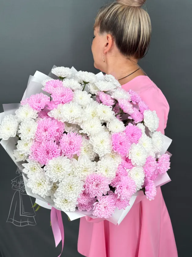 Огромный букет из 15 веток белой и розовой хризантемы.