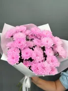 Стойкий букет из розовых хризантем