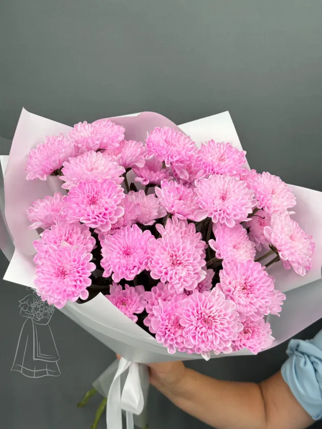 Стойкий букет из розовых хризантем