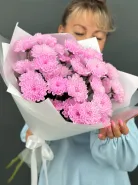 Стойкий букет из розовых хризантем