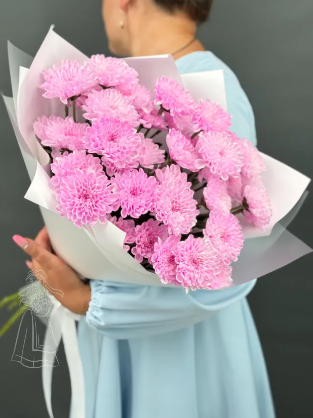 Стойкий букет из розовых хризантем