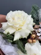 Зимний, заснеженный букет с белыми французскими розами, елкой (нобилис), шишками «Три орешка для Золушки»
