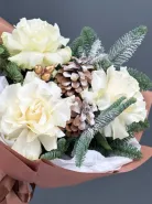 Зимний, заснеженный букет с белыми французскими розами, елкой (нобилис), шишками «Три орешка для Золушки»