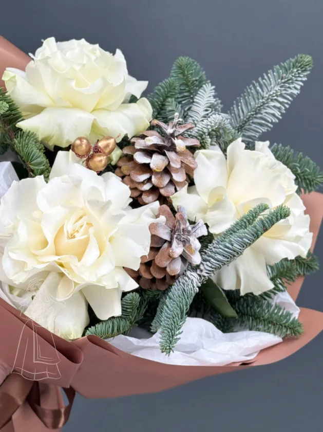 Зимний, заснеженный букет с белыми французскими розами, елкой (нобилис), шишками «Три орешка для Золушки»