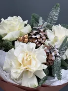 Зимний, заснеженный букет с белыми французскими розами, елкой (нобилис), шишками «Три орешка для Золушки»