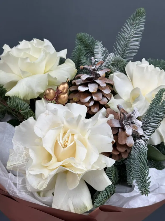 Зимний, заснеженный букет с белыми французскими розами, елкой (нобилис), шишками «Три орешка для Золушки»