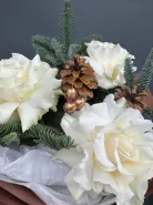 Зимний, заснеженный букет с белыми французскими розами, елкой (нобилис), шишками «Три орешка для Золушки»