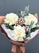 Зимний, заснеженный букет с белыми французскими розами, елкой (нобилис), шишками «Три орешка для Золушки»