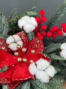 Уютный, зимний букет с живой хвоей (нобилис) хлопком, декоративными ягодами и пуансеттией