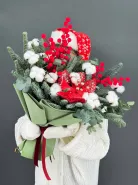 Уютный, зимний букет с живой хвоей (нобилис) хлопком, декоративными ягодами и пуансеттией