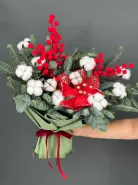 Уютный, зимний букет с живой хвоей (нобилис) хлопком, декоративными ягодами и пуансеттией