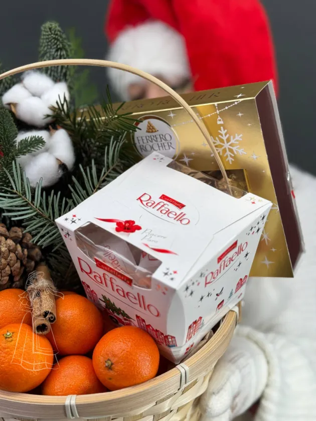 Новогодняя корзина с мандаринами, конфетами и живой хвоей