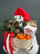 Новогодняя корзина с мандаринами, конфетами и живой хвоей