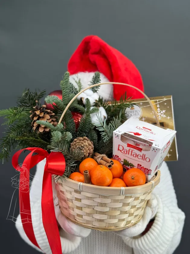 Новогодняя корзина с мандаринами, конфетами и живой хвоей