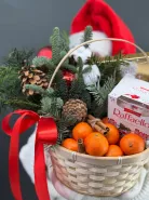 Новогодняя корзина с мандаринами, конфетами и живой хвоей