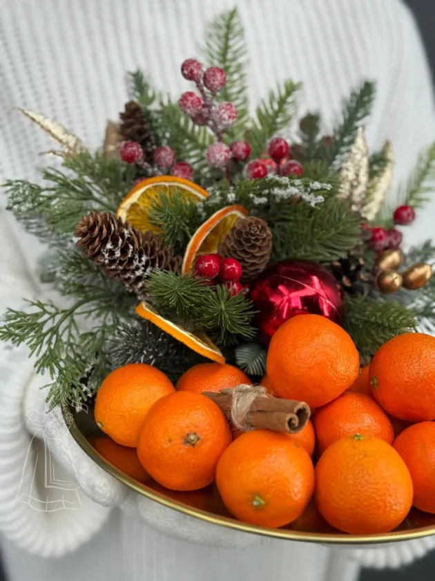 Подарочная композиция блюдо с мандаринами и искусственным декором