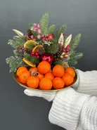 Подарочная композиция блюдо с мандаринами и искусственным декором
