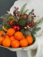Подарочная композиция блюдо с мандаринами и искусственным декором