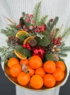Подарочная композиция блюдо с мандаринами и искусственным декором
