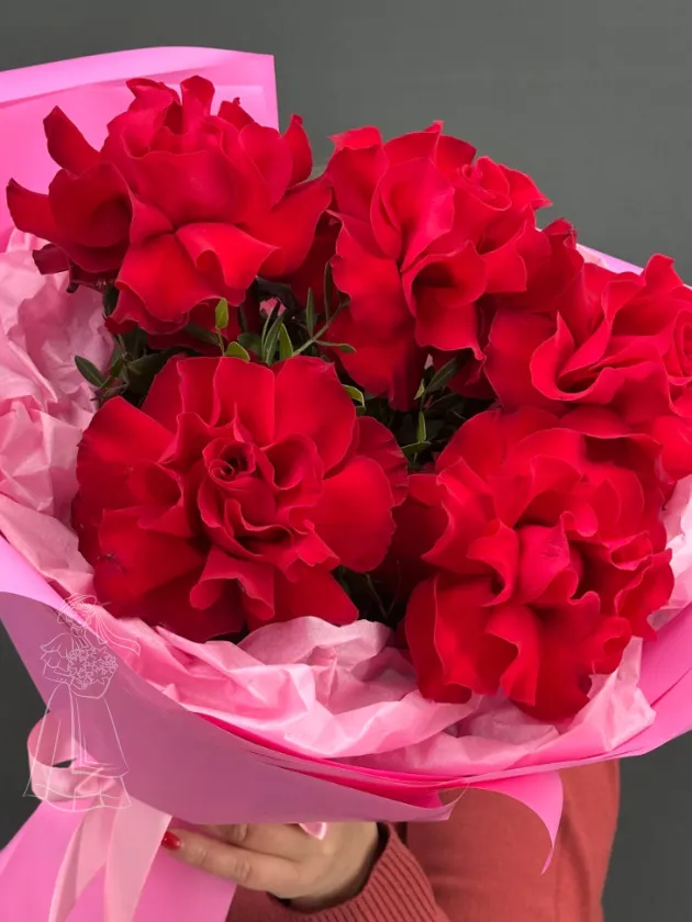 Букет красные французские розы в розовом