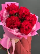 Букет красные французские розы в розовом