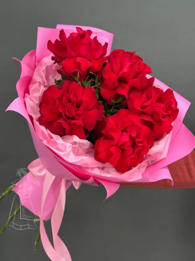 Букет красные французские розы в розовом