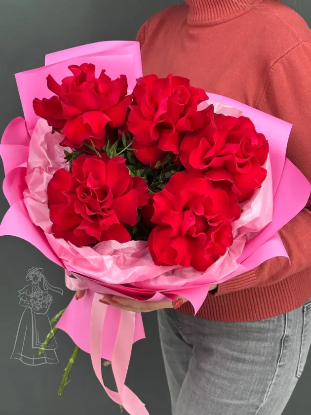 Букет красные французские розы в розовом