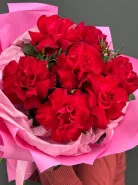 Букет 7 красных французских роз в розовом