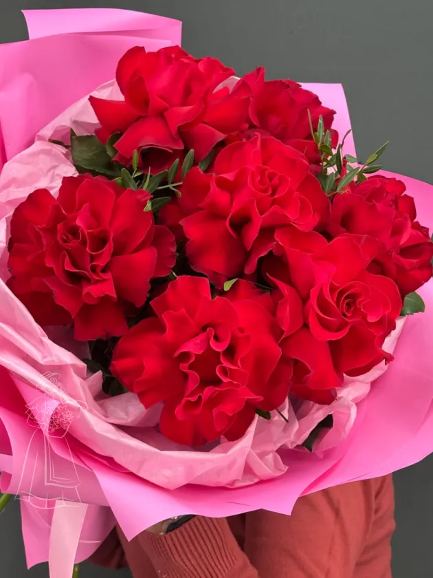 Букет 7 красных французских роз в розовом