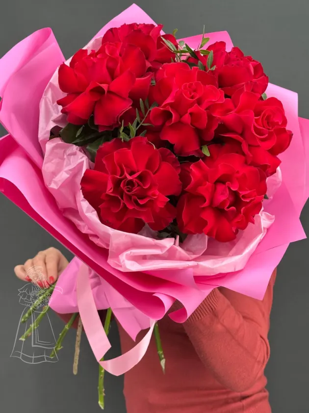 Букет 7 красных французских роз в розовом