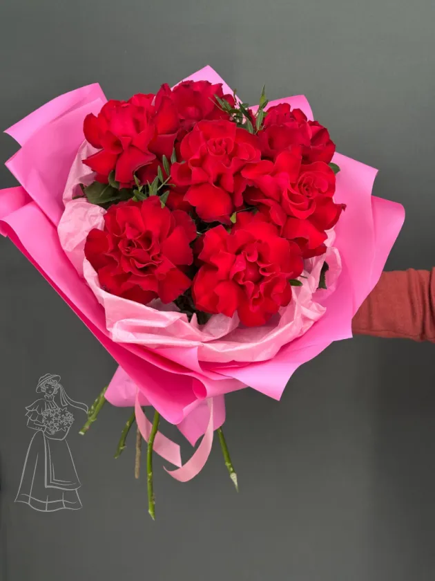 Букет 7 красных французских роз в розовом
