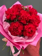 Букет 7 красных французских роз в розовом