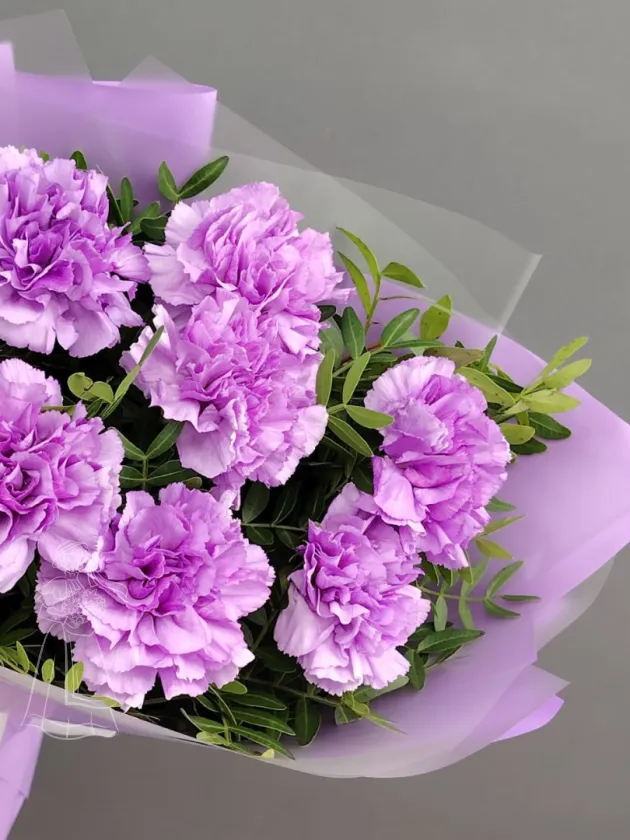 Стильный букет из лавандовых гвоздик