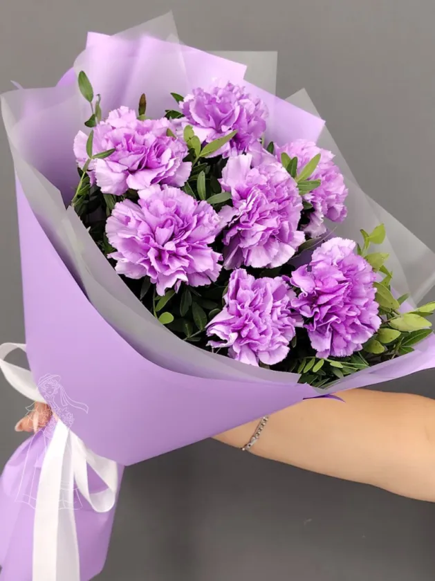 Стильный букет из лавандовых гвоздик