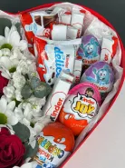 Композиция Сердце с розами и киндер коллекцией