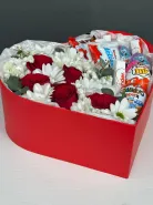 Композиция Сердце с розами и киндер коллекцией