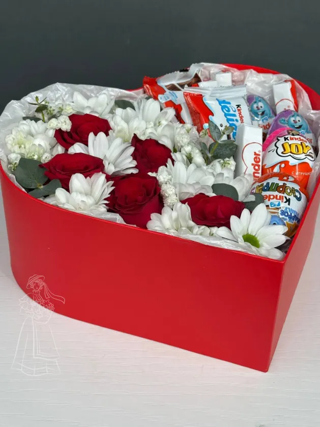 Композиция Сердце с розами и киндер коллекцией