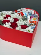 Композиция Сердце с розами и киндер коллекцией