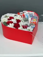 Композиция Сердце с розами и киндер коллекцией