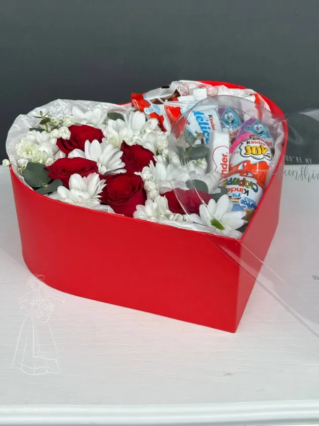Композиция Сердце с розами и киндер коллекцией