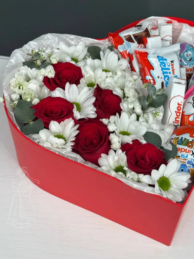 Композиция Сердце с розами и киндер коллекцией
